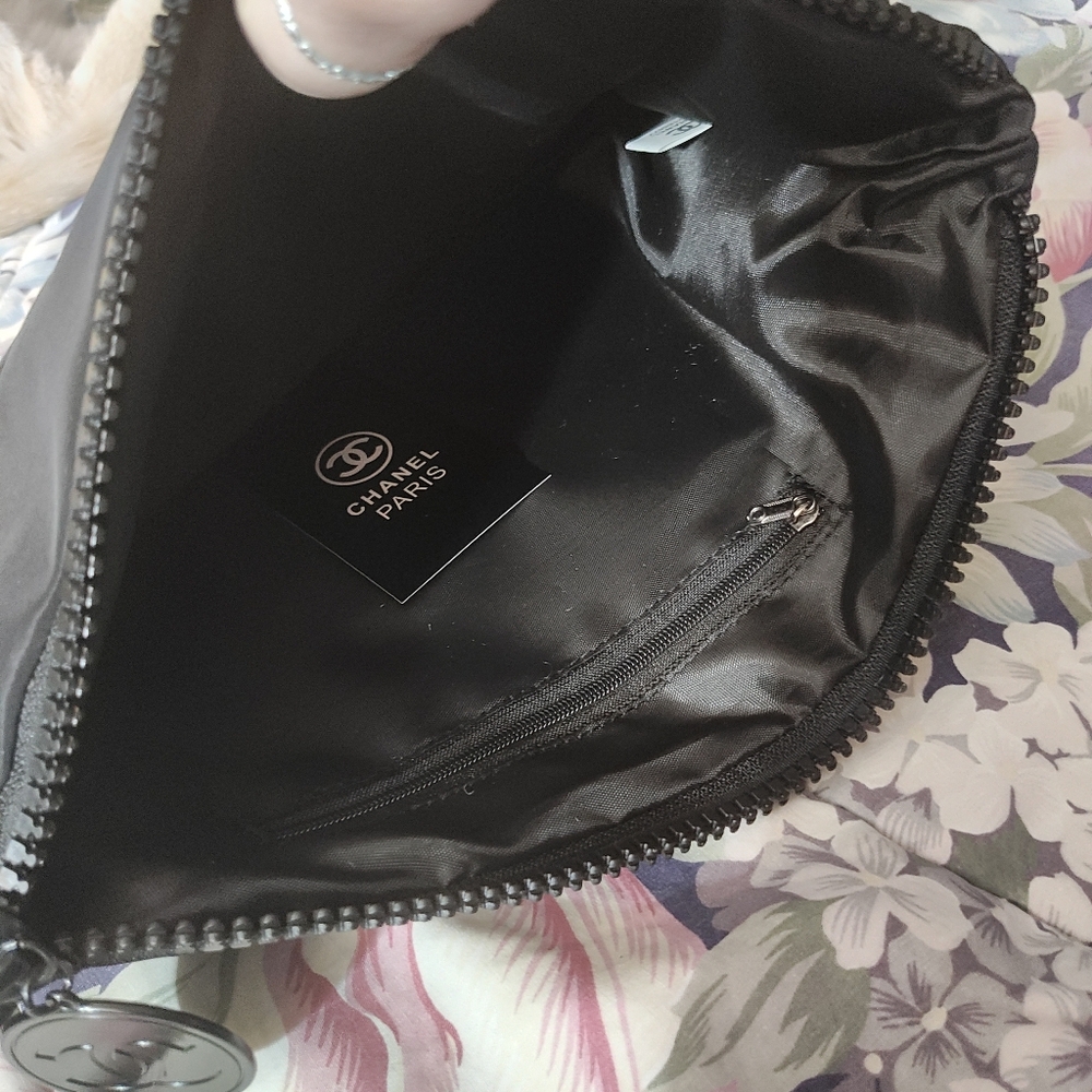 Nylon Novelty Essential Pouch And iPad Holder For Protection - Picture 5 of 7